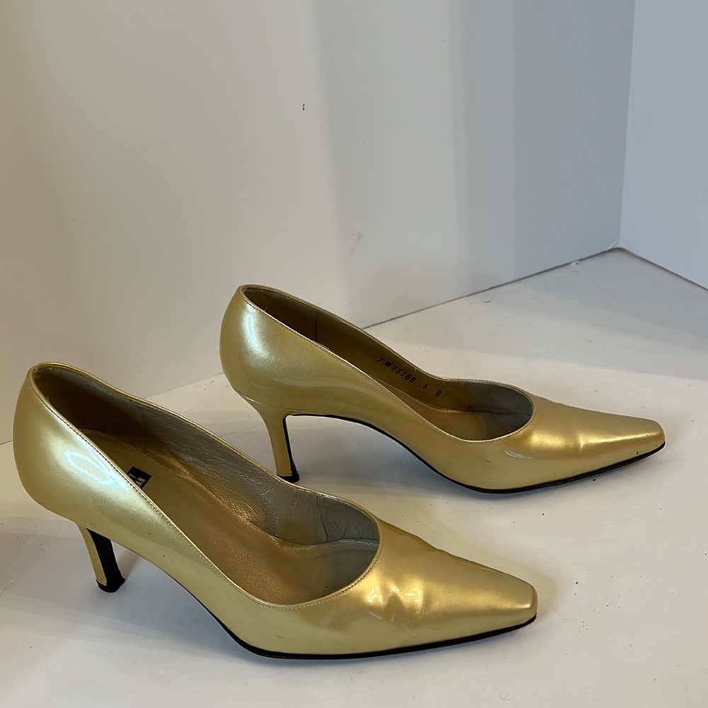 STUART WEITZMAN PATENT LEATHER LIGHT GOLD HEELS SZ 6 B - Picture 1 of 13